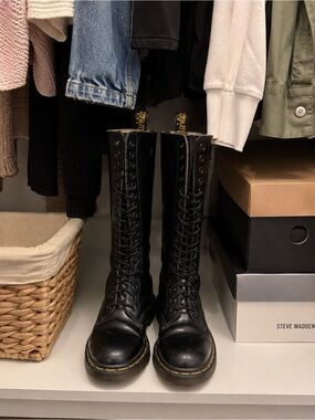 Dr Doc Martens Black 20 Eyelet Lace Up Knee High Boots Size 4